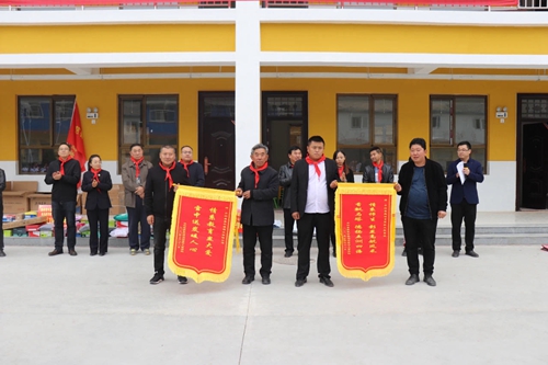 送锦旗.jpg