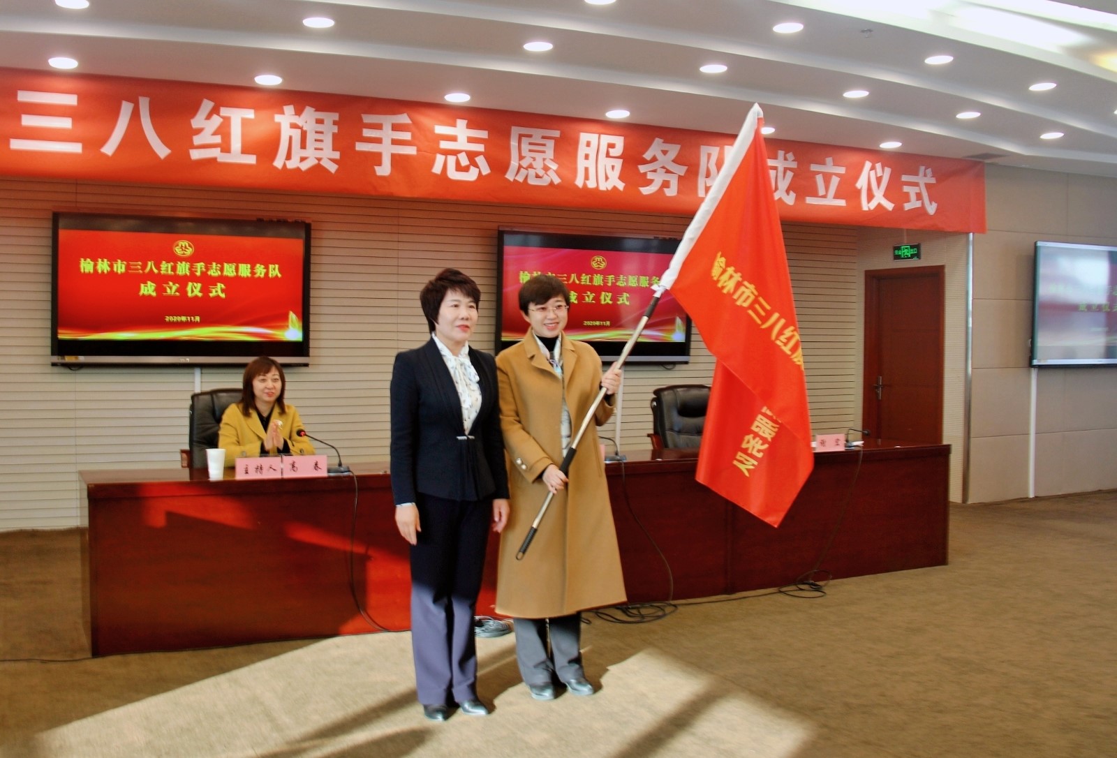 霍凤莲为榆林市三八红旗手志愿服务队队长魏丽娟授旗.jpg