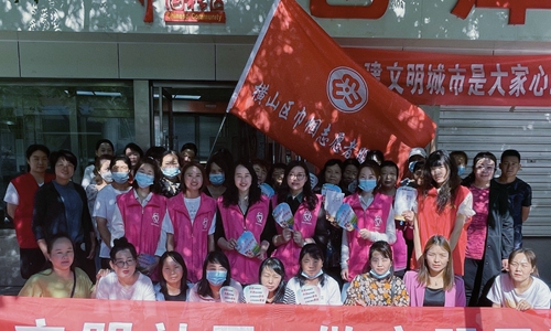 7.20区妇联创文进社区志愿活动.jpg
